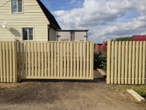 Ворота откатные из евроштакетника - пример 12 фото в Кубинке