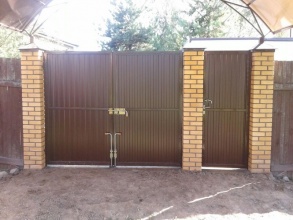 профнастил с распашными воротами - пример 11 фото в Кубинке