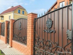 Кирпичный забор с ковкой  150 метров фото в Кубинке