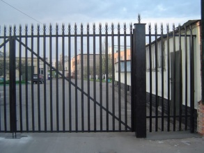 Сварные заборы с бетонированием столбов 12 метров фото в Кубинке