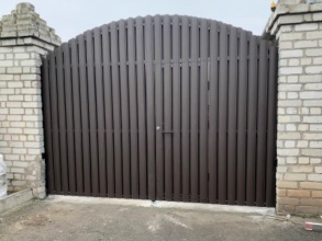 Ворота распашные из евроштакетника - пример 2 фото в Кубинке