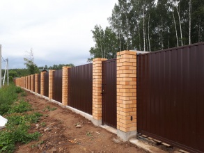 Кирпичный забор на ленточном фундаменте 12 метров фото в Кубинке