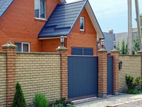 Кирпичный забор с камнем 12 соток фото стоимость под ключ