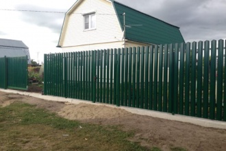 Забор из евроштакетника на ленточном фундаменте 70 метров фото в Кубинке