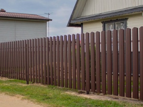 Забор из евроштакетника с забивными столбами 200 метров фото в Кубинке